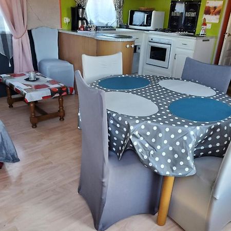 Mobil Home Chez L Habitants Сен-Жан-де-Мон Екстериор снимка